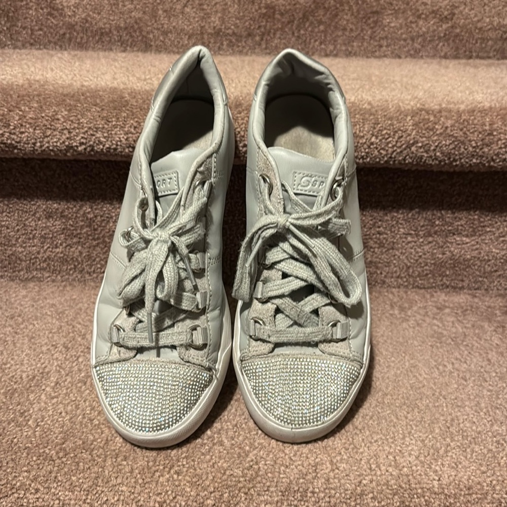 Women’s sz 8 casual shoes